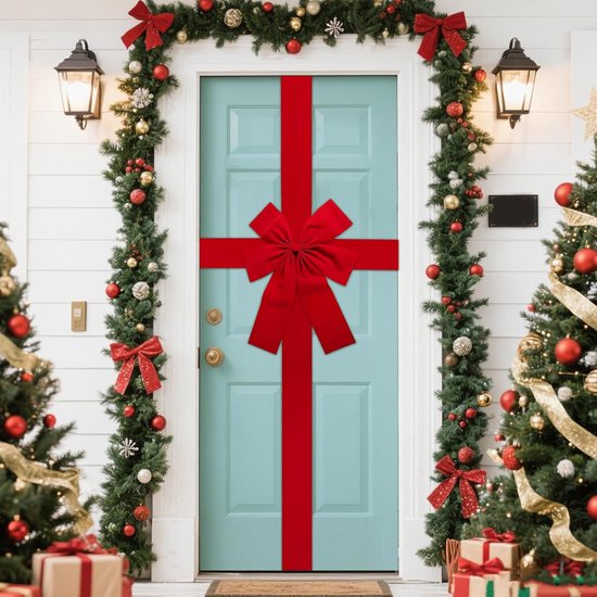 Grote rode strik op een blauwe voordeur met kerstdecoraties.