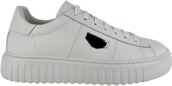 Sneaker en cuir blanche à lacets avec un logo noir et argent sur le côté.