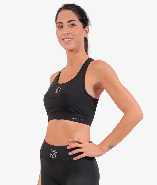 Vrouw in zwarte sportbeha en legging, met Givova logo.