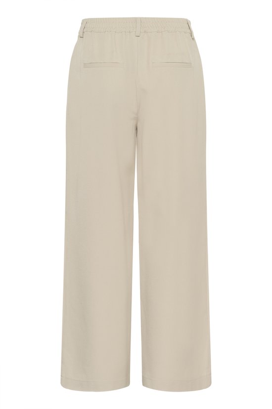 Achterkant van een beige broek met wijde pijpen en een elastische tailleband.