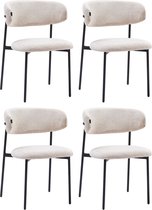 Set van vier beige chenille eetkamerstoelen met zwart metalen poten op een witte achtergrond.