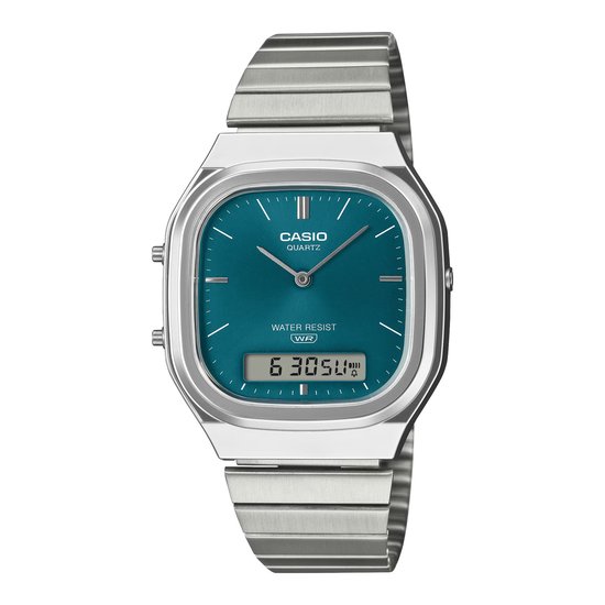 Casio-horloge met zilverkleurige stalen band, blauwe wijzerplaat met analoge wijzers en digitaal scherm.