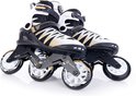 Een paar witte rolschaatsen met gouden en zwarte details, op een witte achtergrond.