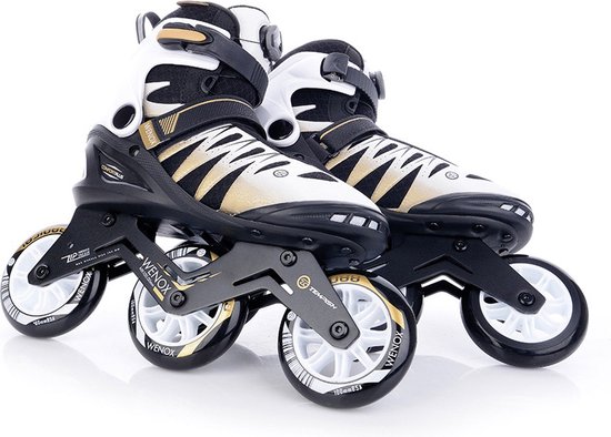 Een paar witte rolschaatsen met gouden en zwarte details, op een witte achtergrond.