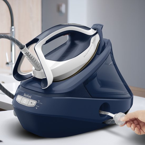 Een hand verwijdert het Anti-Kalk systeem uit de donkerblauwe Tefal Pro Express Ultimate II stoomgenerator.