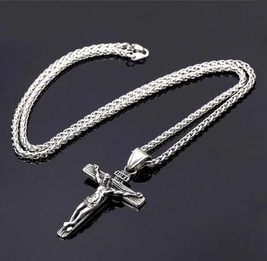 Zilverkleurige ketting met een kruisje van Jezus, I.N.R.I. opschrift, op een zwarte achtergrond.