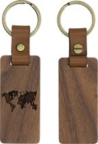 kwmobile sleutelhanger hout en leer - Gegraveerde hanger van walnoothout met leren lus - Ring van roestvrij staal - Wereldkaart design