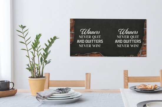 Canvas Schilderij Winners never quit, and quitters never win! - Quotes - Spreuken - 80x40 cm - Wanddecoratie - Vaderdag cadeau - Geschenk - Cadeautje voor hem - Tip - Mannen