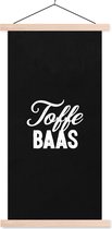 Posterhanger incl. Poster 90x180 cm - Schoolplaat - Spreuken - 'Toffe baas' - Quotes - Wit - Textielposter - Blanke latten