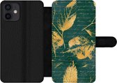 Bookcase Geschikt voor iPhone 12 telefoonhoesje - Bladeren - Goud - Groen - Met vakjes - Wallet case met magneetsluiting