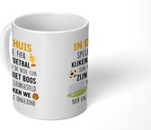 Mok - Koffiemok - In dit huis spelen we Fifa - Spreuken - Quotes - Voetbal - Mokken - 350 ML - Beker - Koffiemokken - Theemok - Mok met tekst