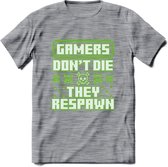 Gamers don't die pixel T-shirt | Neon Groen | Gaming kleding | Grappig game verjaardag cadeau shirt Heren – Dames – Unisex | - Donker Grijs - Gemaleerd - XL