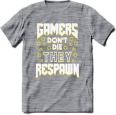 Gamers don't die T-shirt | Geel | Gaming kleding | Grappig game verjaardag cadeau shirt Heren – Dames – Unisex | - Donker Grijs - Gemaleerd - S