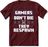 Gamers don't die pixel T-shirt | Donker Blauw | Gaming kleding | Grappig game verjaardag cadeau shirt Heren – Dames – Unisex | - Burgundy - M