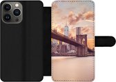 Bookcase Geschikt voor iPhone 13 Pro telefoonhoesje - Brooklyn Brug en de skyline van New York tijdens zonsondergang - Met vakjes - Wallet case met magneetsluiting