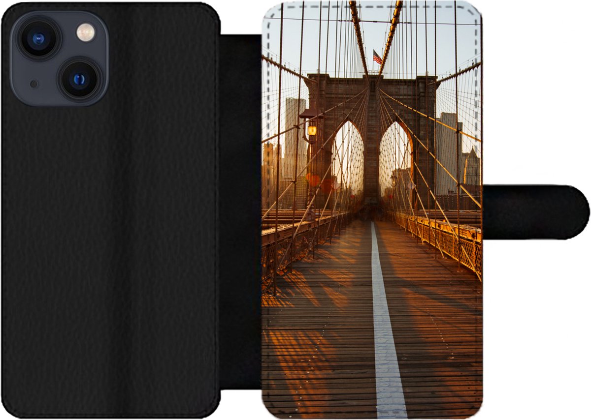 Telefoonhoesje Geschikt voor iPhone 13 Mini telefoonhoesje - Brooklyn Bridge in New York tijdens zonsondergang - Met vakjes - Wallet case met magneetsluiting