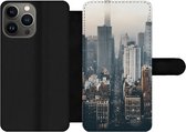 Bookcase Geschikt voor iPhone 13 Pro Max telefoonhoesje - Skyline van New York - Met vakjes - Wallet case met magneetsluiting