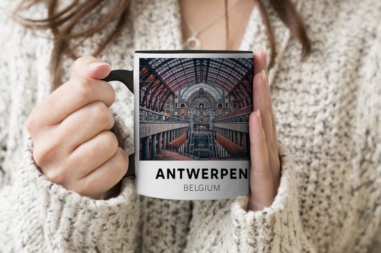 Zwarte mok met Antwerpen, België opdruk. Binnenkant en handvat zwart.