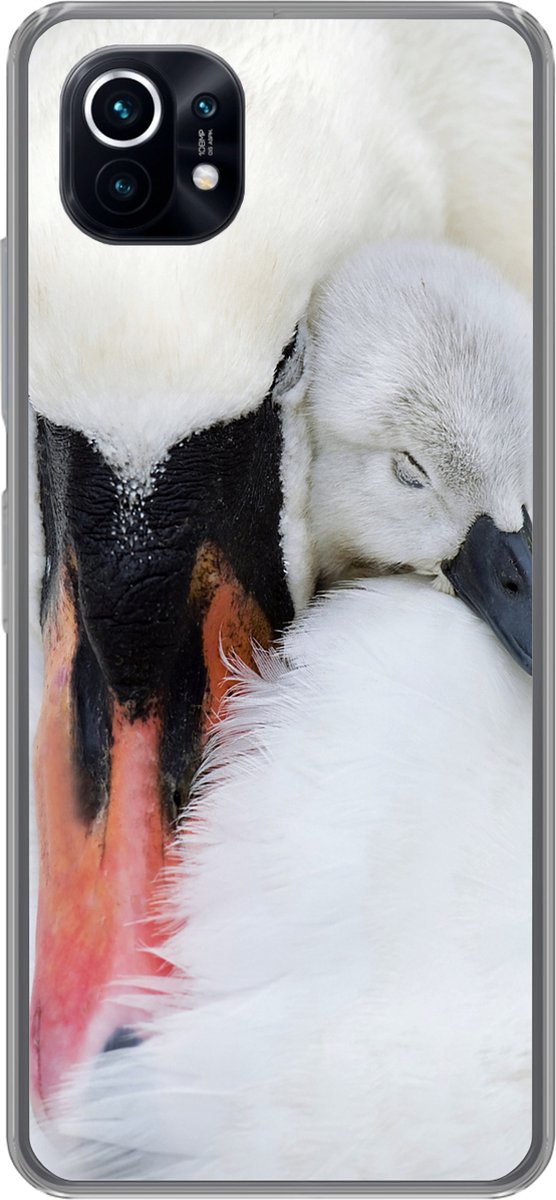 Telefoonhoesje Geschikt voor Xiaomi Mi 11 hoesje - Close-up van zwaan met jong - Siliconen Telefoonhoesje Telefoonhoesje