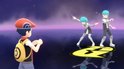 Twee personages met blauw haar, futuristische outfits, op een spiegelend oppervlak.