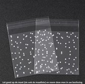 50x Transparante Uitdeelzakjes Witte Stippen Design 10 x 10 cm met plakstrip - Cellofaan Plastic Traktatie Kado Zakjes - Snoepzakjes - Koekzakjes - Koekje - Cookie Bags - White Dots