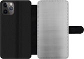 Bookcase Geschikt voor iPhone 11 Pro telefoonhoesje - Metaal print - Zilver - Lijn - Grijs - Structuur - Met vakjes - Wallet case met magneetsluiting