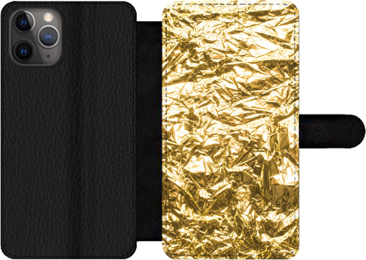 Telefoonhoesje Geschikt voor iPhone 11 Pro Max telefoonhoesje - Gouden folie met een gerimpelde textuur - Met vakjes - Wallet case met magneetsluiting