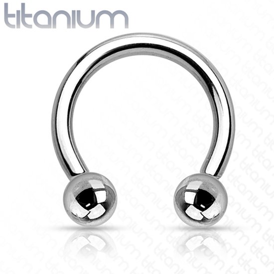 Zilverkleurige titanium hoefijzer piercing met twee bolletjes.