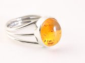 Opengewerkte zilveren ring met amber - maat 16.5