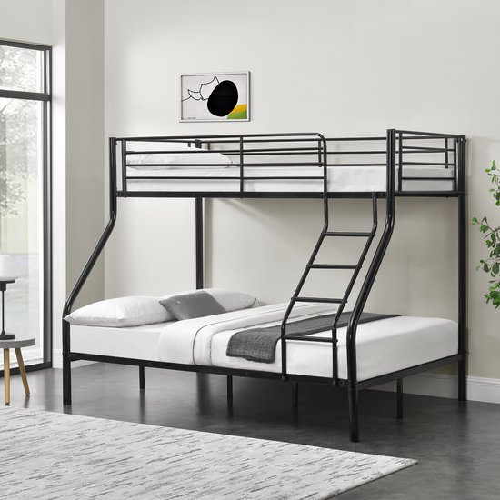 Zwart metalen stapelbed in slaapkamer met witte matrassen en dekens. Het onderste bed is breder.
