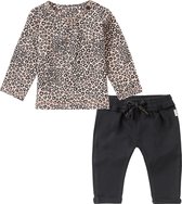 Noppies - kledingset - 2delig - broekje Antraciet grijs - shirt lichtroze panterprint - Maat 56