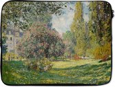 Laptophoes 15.6 inch - Landschap het Parc Monceau - Schilderij van Claude Monet - Laptop sleeve - Binnenmaat 39,5x29,5 cm - Zwarte achterkant