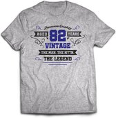 82 Jaar Legend - Feest kado T-Shirt Heren / Dames - Antraciet Grijs / Donker Blauw - Perfect Verjaardag Cadeau Shirt - grappige Spreuken, Zinnen en Teksten. Maat M