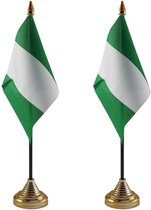 2x stuks Nigeria tafelvlaggetje 10 x 15 cm met standaard - Landen supporters feestartikelen