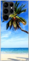 Geschikt voor Samsung Galaxy S22 Ultra hoesje - Palmbomen - Strand - Zee - Siliconen Telefoonhoesje