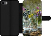 Bookcase Geschikt voor iPhone SE 2020 telefoonhoesje - Vaas - Bloemen - Kleuren - Met vakjes - Wallet case met magneetsluiting