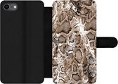 Bookcase Geschikt voor iPhone 7 telefoonhoesje - Dierenprint - Slang - Huid - Met vakjes - Wallet case met magneetsluiting