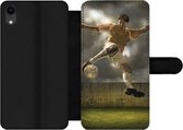 Bookcase Geschikt voor iPhone XR telefoonhoesje - Een illustratie van een voetballer die tegen de bal schopt - Jongens - Jongetje - Kids - Met vakjes - Wallet case met magneetsluiting