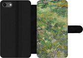 Bookcase Geschikt voor iPhone 8 telefoonhoesje - Grasveld met bloemen en vlinders - Vincent van Gogh - Met vakjes - Wallet case met magneetsluiting