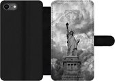 Bookcase Geschikt voor iPhone 7 telefoonhoesje - Vrijheidsbeeld in New York op een bewolkte dag in zwart-wit - Met vakjes - Wallet case met magneetsluiting