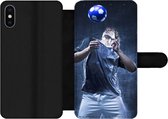 Bookcase Geschikt voor iPhone XS telefoonhoesje - Hooghoudende voetballer - Met vakjes - Wallet case met magneetsluiting