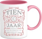 10 Jaar Legendarische Gebrouwen Mok met tekst | Rood - Zilver | Grappig Verjaardag Beker Cadeau | Bedrukte Mokken | Roze | 330 ML