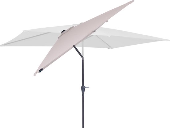 Gedeeltelijk opengewerkte, lichtgrijze parasol met een donker frame.