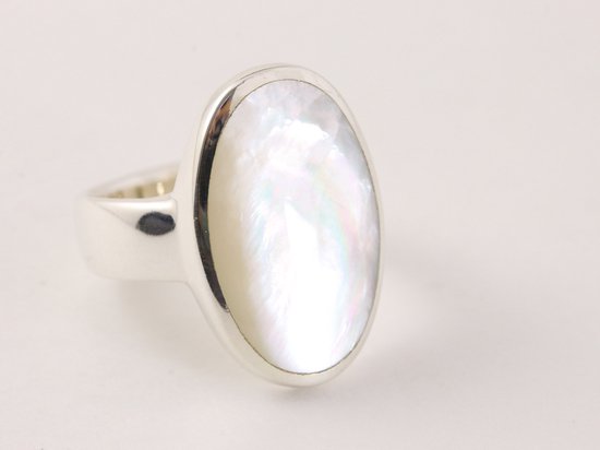 Ovale hoogglans zilveren ring met parelmoer - maat 17.5