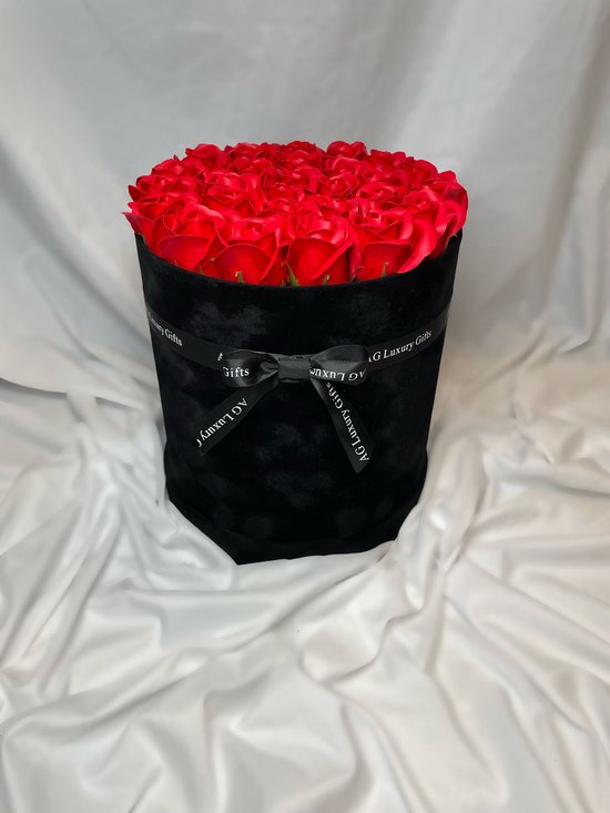 AG Luxurygifts rozen box - Flower box - rozen - cadeau - soap roses - velvet box - velvet - moederdag - luxe - cadeau tip - rood - zwart