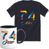 74 Jaar Vrolijke Verjaadag T-shirt met mok giftset Zwart | Verjaardag cadeau pakket set | Grappig feest shirt Heren – Dames – Unisex kleding | Koffie en thee mok | Maat XL