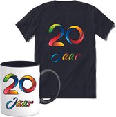 20 Jaar Vrolijke Verjaadag T-shirt met mok giftset Zwart | Verjaardag cadeau pakket set | Grappig feest shirt Heren – Dames – Unisex kleding | Koffie en thee mok | Maat M