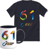 61 Jaar Vrolijke Verjaadag T-shirt met mok giftset Zwart | Verjaardag cadeau pakket set | Grappig feest shirt Heren – Dames – Unisex kleding | Koffie en thee mok | Maat M