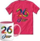 26 Jaar Vrolijke Verjaadag T-shirt met mok giftset Roze | Verjaardag cadeau pakket set | Grappig feest shirt Heren – Dames – Unisex kleding | Koffie en thee mok | Maat L