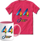 44 Jaar Vrolijke Verjaadag T-shirt met mok giftset Roze | Verjaardag cadeau pakket set | Grappig feest shirt Heren – Dames – Unisex kleding | Koffie en thee mok | Maat L